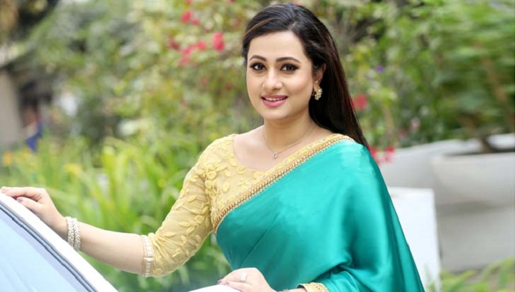 Ikki semiz onaning bir-birini silkitayotgani haqidagi videoni tomosha qiling. Qiz yotishdan oldin kiyimini almashtiradi