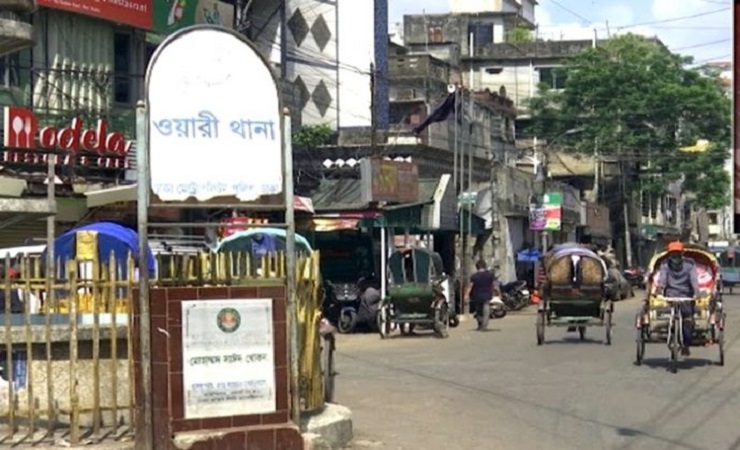 Qattiq shlangli ikki erkak shahvoniy jojani issiq xorozlarga tortishadi