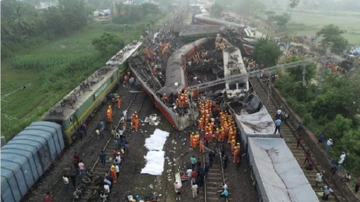 ভারতে ভয়াবহ ট্রেন দুর্ঘটনায় মৃত্যু আড়াইশো ছাড়াল