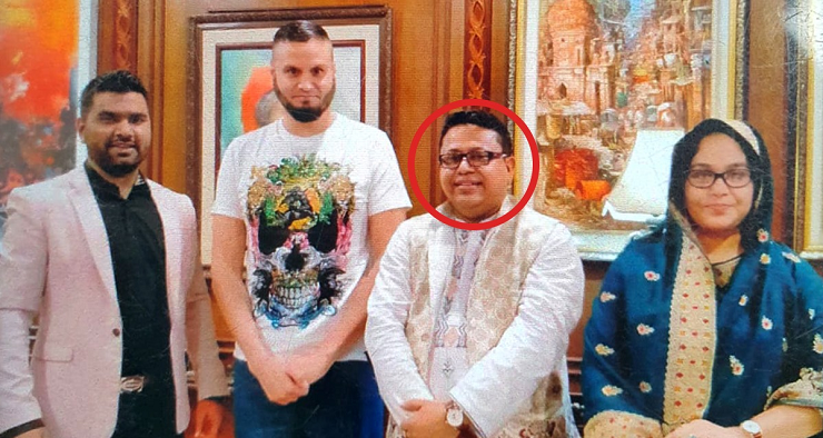 ব্যবসায়ী আদম তমিজি হকের সঙ্গে প্রতারক হানিফ মিয়া (ডানে লাল চিহ্নিত)