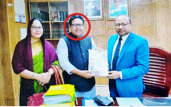 সরকারের উচ্চ পর্যায়ের ব্যক্তিদের সঙ্গে তোলা ছবি দেখিয়ে নিজেকে বিশ্বাসযোগ্য করে তুলতেন প্রতারক তুষার