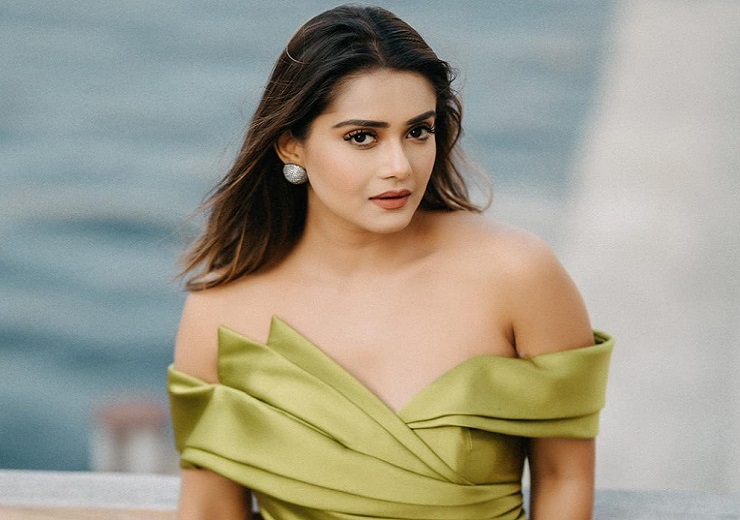 Ona va ogil oshxonada onlayn jinsiy aloqada bolishadi