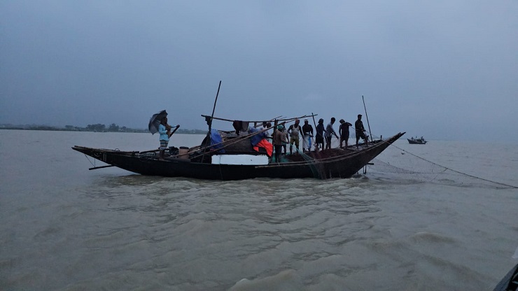 Hilsa cazando en Padma-Meghna desobedeciendo la prohibición en Shariatpur