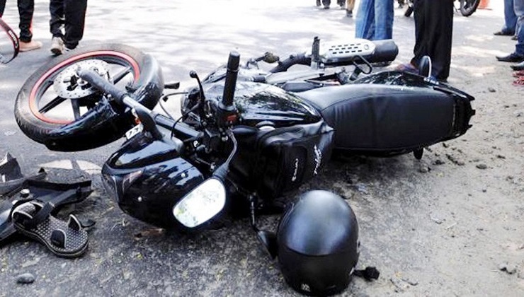 Una colegiala que iba en bicicleta murió atropellada por un camión, sus padres resultaron heridos