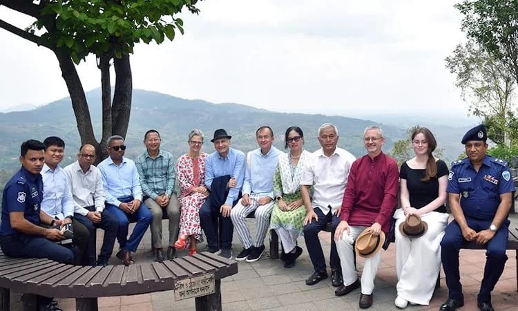 বান্দরবান পরিদর্শনে ইইউর রাষ্ট্রদূতসহ চার বিদেশি প্রতিনিধি