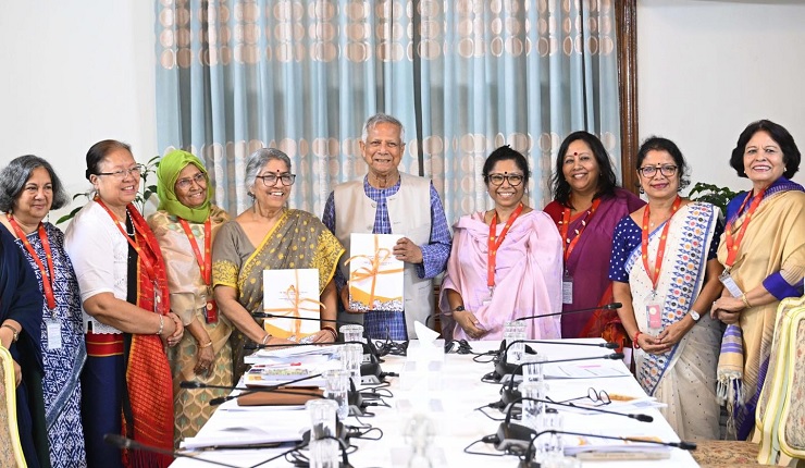প্রধান উপদেষ্টার কাছে প্রতিবেদন জমা দিয়েছে নারী বিষয়ক সংস্কার কমিশন