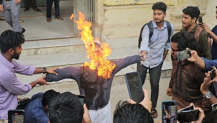 জবি রেজিস্ট্রারের পদত্যাগ দাবিতে কুশপুতুল দাহ, ২৪ ঘণ্টার আল্টিমেটাম