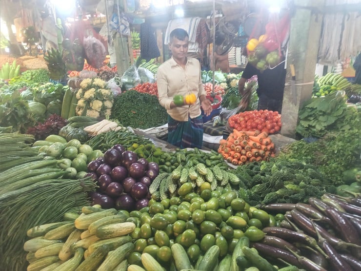 শ্রীপুরে সবজির দাম চড়া, অস্বস্তিতে ক্রেতা