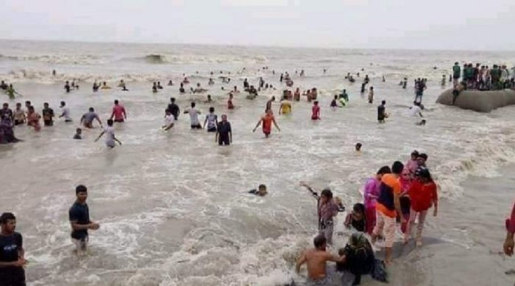 কুয়াকাটা সৈকতে গোসলে নেমে পর্যটকের মৃত্যু