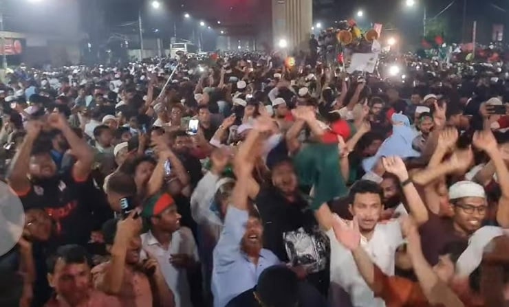 আওয়ামী লীগ নিষিদ্ধের ঘোষণায় শাহবাগে ছাত্র-জনতার উল্লাস