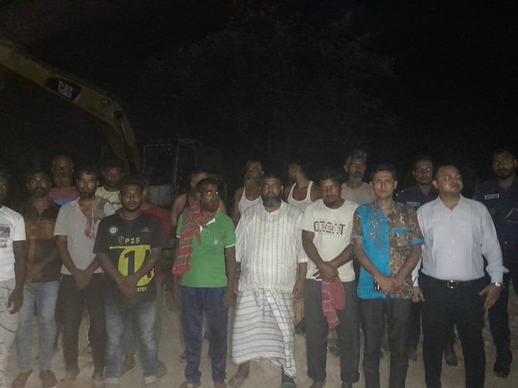 পাবনায় অবৈধভাবে ফসলি জমির মাটি কাটার অভিযোগে ১৪ জন আটক