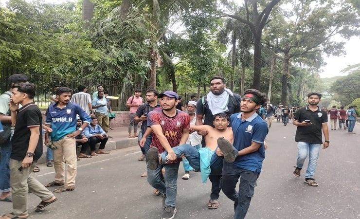জবি শিক্ষার্থীদের ‘লং মার্চ টু যমুনা’, পুলিশের টিয়ারশেল ও সাউন্ড গ্রেনেডে আহত শতাধিক