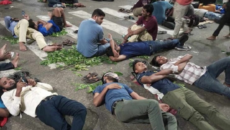 কাকরাইলের রাস্তাতেই রাত কাটান জবির শিক্ষার্থী-শিক্ষকরা, সমাগম বাড়ছে