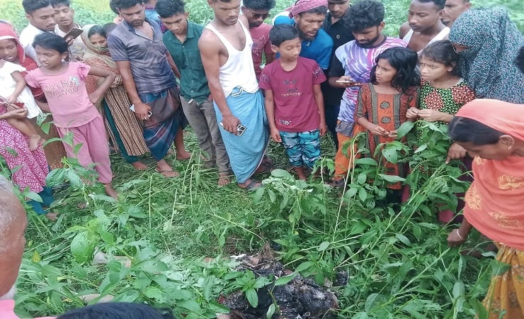 জামালপুরে পাটখেতে মিলল অজ্ঞাত নারীর বিবস্ত্র মরদেহ 