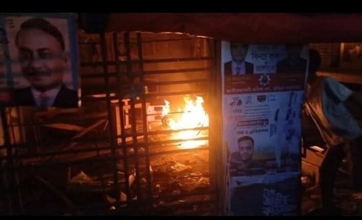 কুমিল্লায় বিএনপি কার্যালয়ে অগ্নিসংযোগ, ককটেল বিস্ফোরণ 