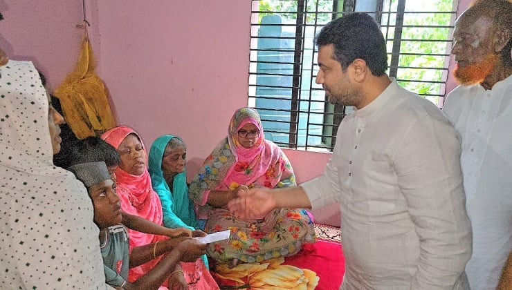 আড়াইহাজারে বজ্রপাতে নিহত মোকাররমের পরিবারকে তারেক রহমানের অনুদান