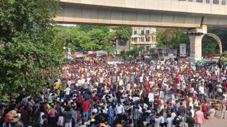 ঢাবি শিক্ষার্থী সাম্য হত্যা: তদন্তে গাফিলতি ও মূল হত্যাকারীদের গ্রেপ্তারের দাবিতে শাহবাগ অবরোধ
