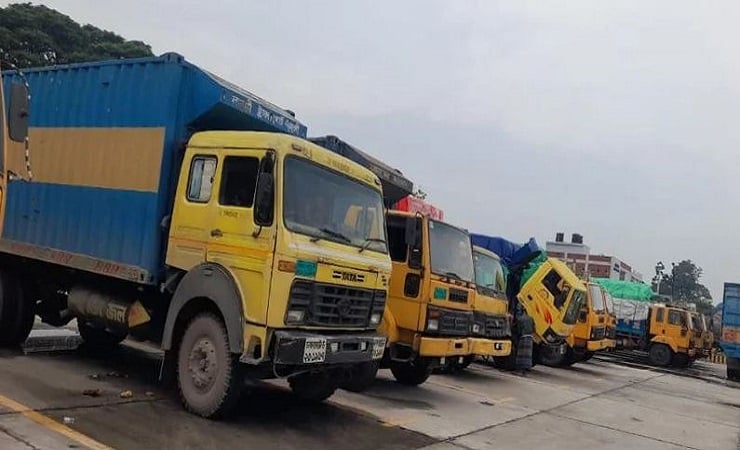 বেনাপোল স্থলবন্দরে আটকা গার্মেন্টস পণ্যবাহী ৩৬ ট্রাক