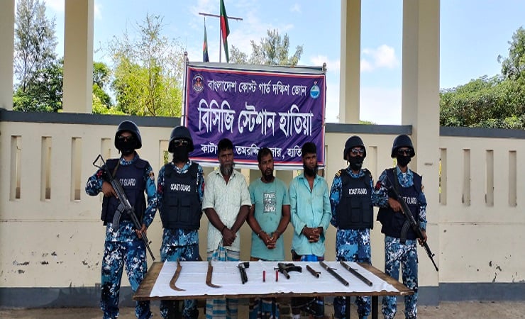 নোয়াখালীতে অস্ত্র-গুলিসহ ৩ ডাকাত আটক