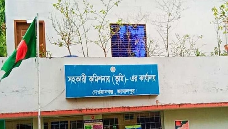 কারাগারে থেকে ‘অসুস্থতার ছুটি’ কাটাচ্ছেন ভূমি অফিসের কর্মচারী!