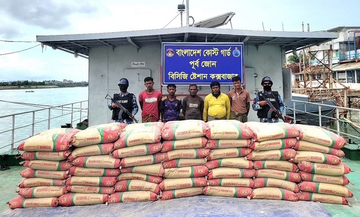 মিয়ানমারে সিমেন্ট পাচারকালে কক্সবাজার উপকূলে আটক ৫