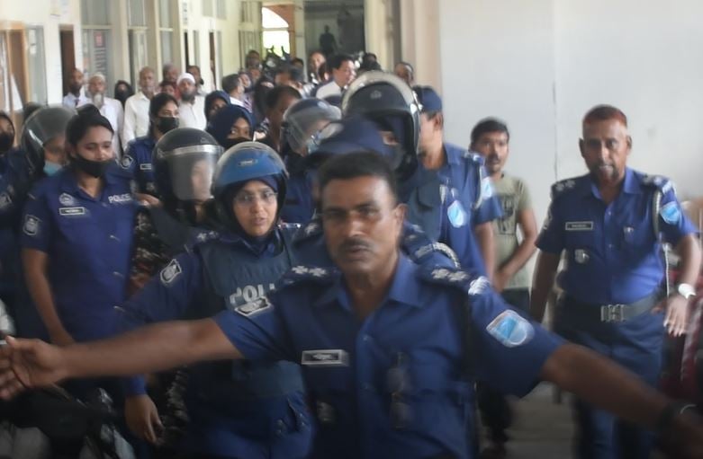 সাবেক এমপি মমতাজ ফের রিমান্ডে, আদালত প্রাঙ্গণে ডিম নিক্ষেপ