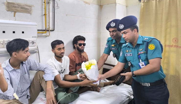 জুলাই আন্দোলনে আহতদের চিকিৎসার খোঁজ নিলেন তেজগাঁওয়ের ডিসি