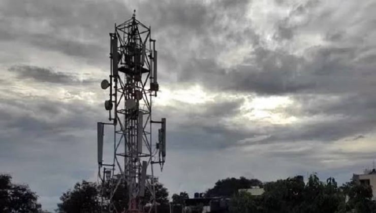নিম্নচাপের প্রভাব: বিদ্যুৎ না থাকায় প্রায় ৬ হাজার মোবাইল টাওয়ার বন্ধ