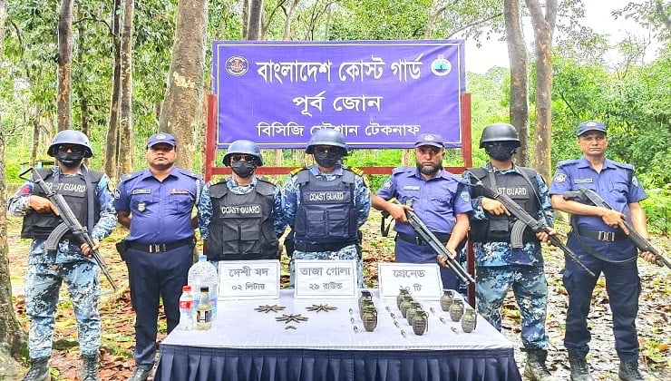 টেকনাফে কোস্ট গার্ড ও পুলিশের যৌথ অভিযান: ১০টি হ্যান্ড গ্রেনেড, গুলি ও মাদক উদ্ধার
