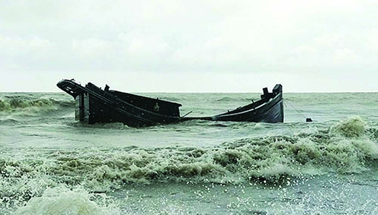 হাতিয়ায় মেঘনা নদীতে ৩৯ যাত্রীসহ ট্রলারডুবি