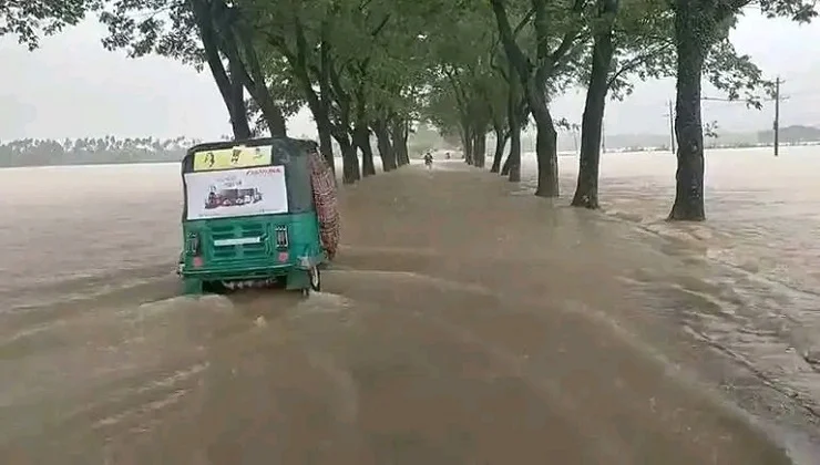 টানা বৃষ্টিতে চোখ রাঙাচ্ছে নদনদীর পানি, নদীভাঙন-পাহাড়ধস