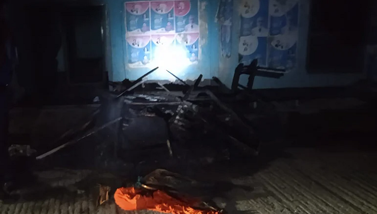রাতের আঁধারে লালমনিরহাট জাপা কার্যালয়ের তালা ভেঙে আগুন