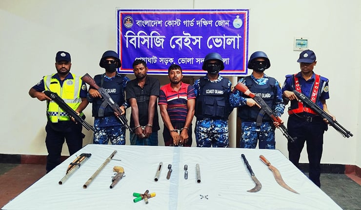 ভোলায় আগ্নেয়াস্ত্রসহ দুর্ধর্ষ সিরাজ বাহিনীর দুই সদস্য আটক