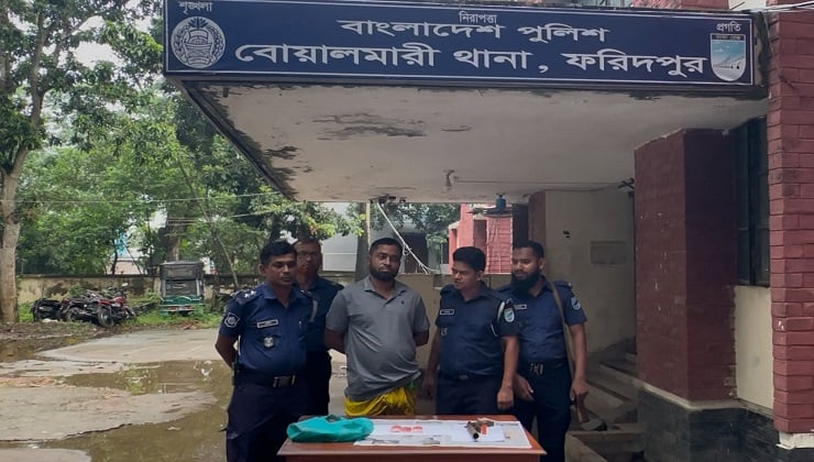 বোয়ালমারীতে ১৩ মামলার আসামি অস্ত্র ও মাদকসহ গ্রেপ্তার