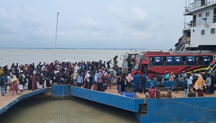 পাটুরিয়া ফেরিঘাটে স্বস্তির যাত্রা: নির্বিঘ্নে বাড়ি ফিরছেন ঘরমুখো মানুষ