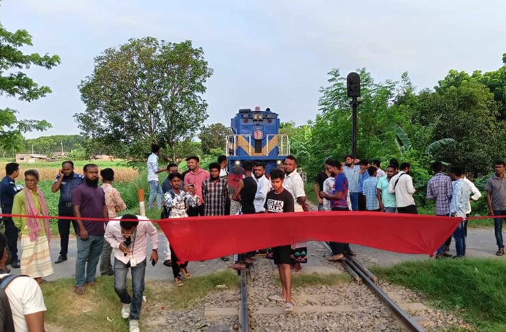 যাত্রাবিরতির দাবিতে রাজশাহীতে রেলপথ অবরোধ, সারাদেশের সঙ্গে রেল যোগাযোগ বন্ধ