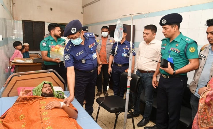 মাদক কারবারিদের ছোঁড়া গুলিতে আহত ডিবির  সদস্যদের শয্যাপাশে আইজিপি