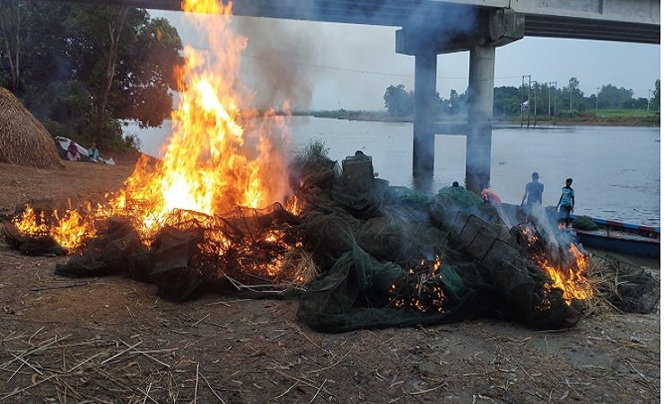চাটমোহরে ২০ লক্ষাধিক টাকার অবৈধ চায়না দুয়ারি জাল পুড়িয়ে ধ্বংস