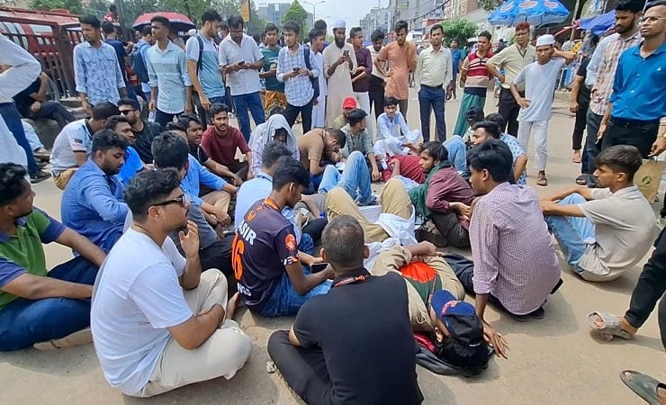 ৮ ঘণ্টায়ও সড়ক ছাড়েননি ইউআইইউ শিক্ষার্থীরা, কাল ‌‘ঢাকা ব্লকেড’