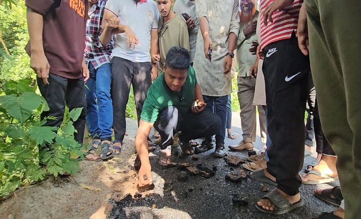 কুমিল্লায় হাত দিতেই উঠে এলো কার্পেটিং, কাজ বন্ধ করে দিলেন হাসনাত আব্দুল্লাহ