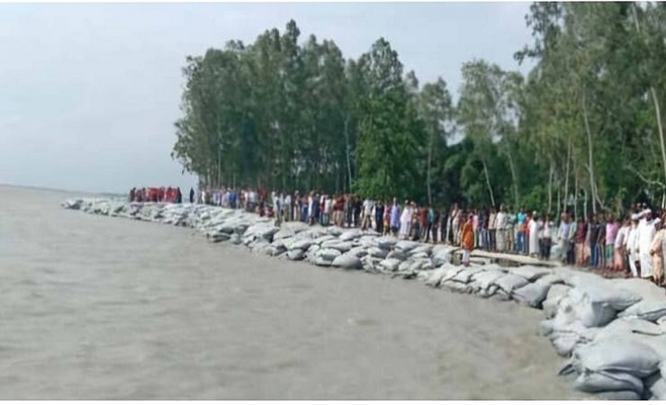 সিরাজগঞ্জে নদী ভাঙন রোধে বাঁধ নির্মাণের দাবিতে মানববন্ধন