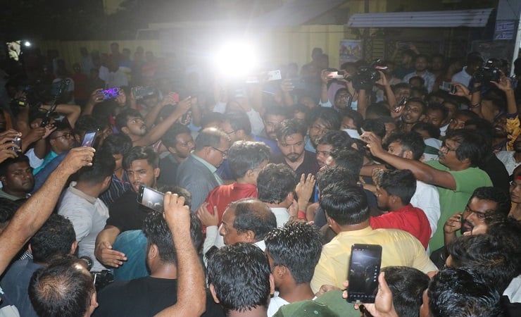 কেএমপির কমিশনারকে অপসারণে বিক্ষোভ ছাত্র-জনতার: অবগত করলেন প্রেস সচিবকে