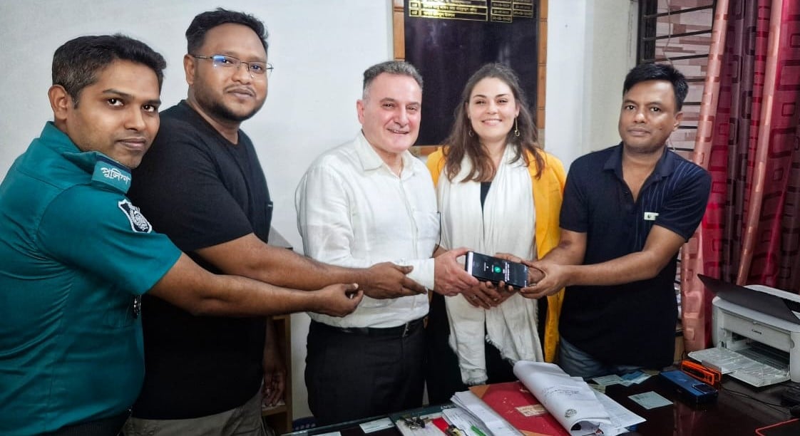 মাত্র ৩০ মিনিটে হারানো ফোন উদ্ধার, পুলিশের ভূয়সী প্রশংসা করলেন ইতালিয়ান নাগরিক