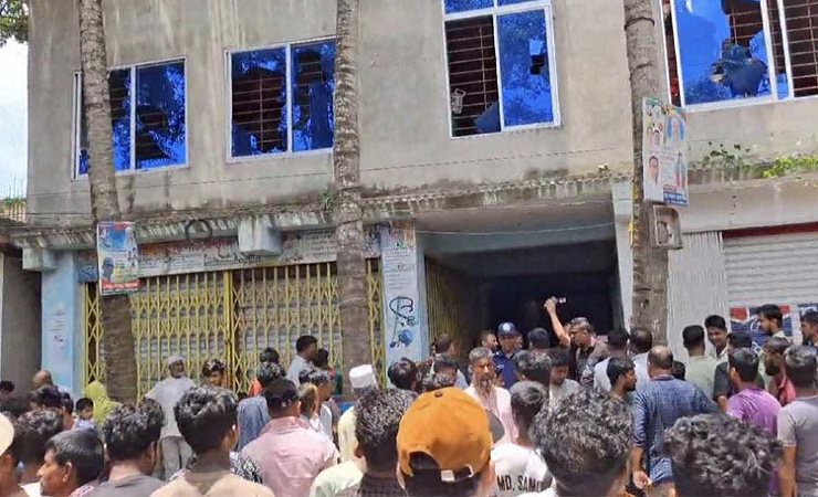 কুমিল্লায় একই পরিবারের ৩ জনকে কুপিয়ে হত্যা