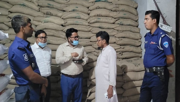 কুমিল্লায় ব্র্যান্ডের চালের বস্তায় লোকাল চাল, ৬০ হাজার টাকা জরিমানা