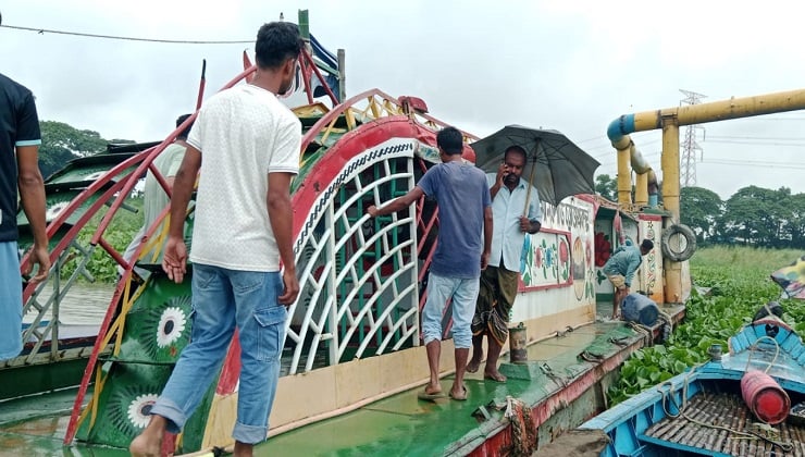 সিরাজদিখান-কেরানীগঞ্জে অবৈধ ড্রেজিংয়ের প্রতিবাদে ড্রেজার ভাঙচুর গ্রামবাসীর