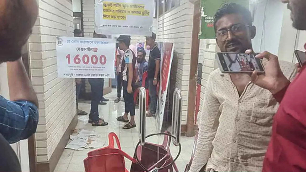 আর্থিক সহায়তা না পেয়ে জুলাই ফাউন্ডেশনের অফিসে আহতদের ভাঙচুর