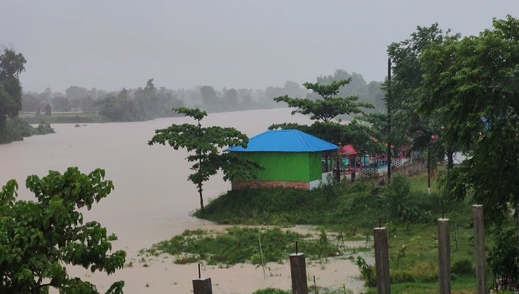 ত্রিপুরায় রেড অ্যালার্ট, কুমিল্লায় আতঙ্কে বাড়ি ছাড়ছে গোমতীপারের মানুষ