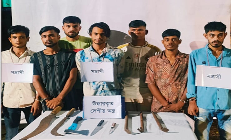 চাঁদপুরে দেশীয় অস্ত্রসহ কিশোর গ্যাংয়ের ৬ সদস্য গ্রেপ্তার
