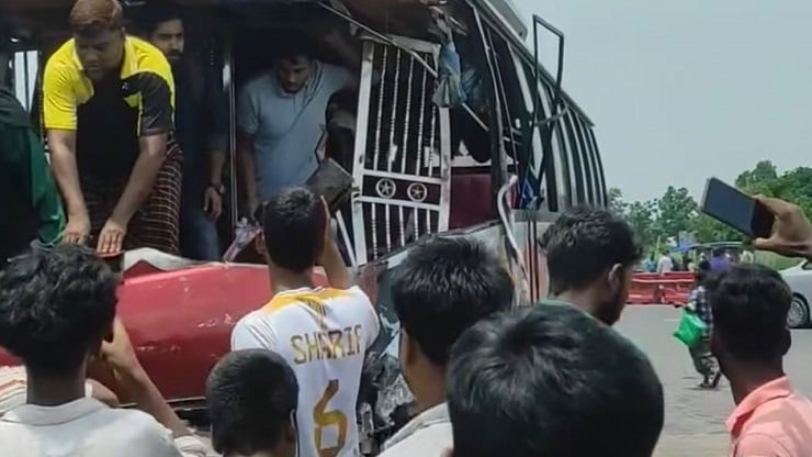 পদ্মা সেতুর প্রান্তে  নিয়ন্ত্রণহারা বাসের ধাক্কা জিপ, প্রাইভেটকার ও দুই বাসে, আহত ১৫
